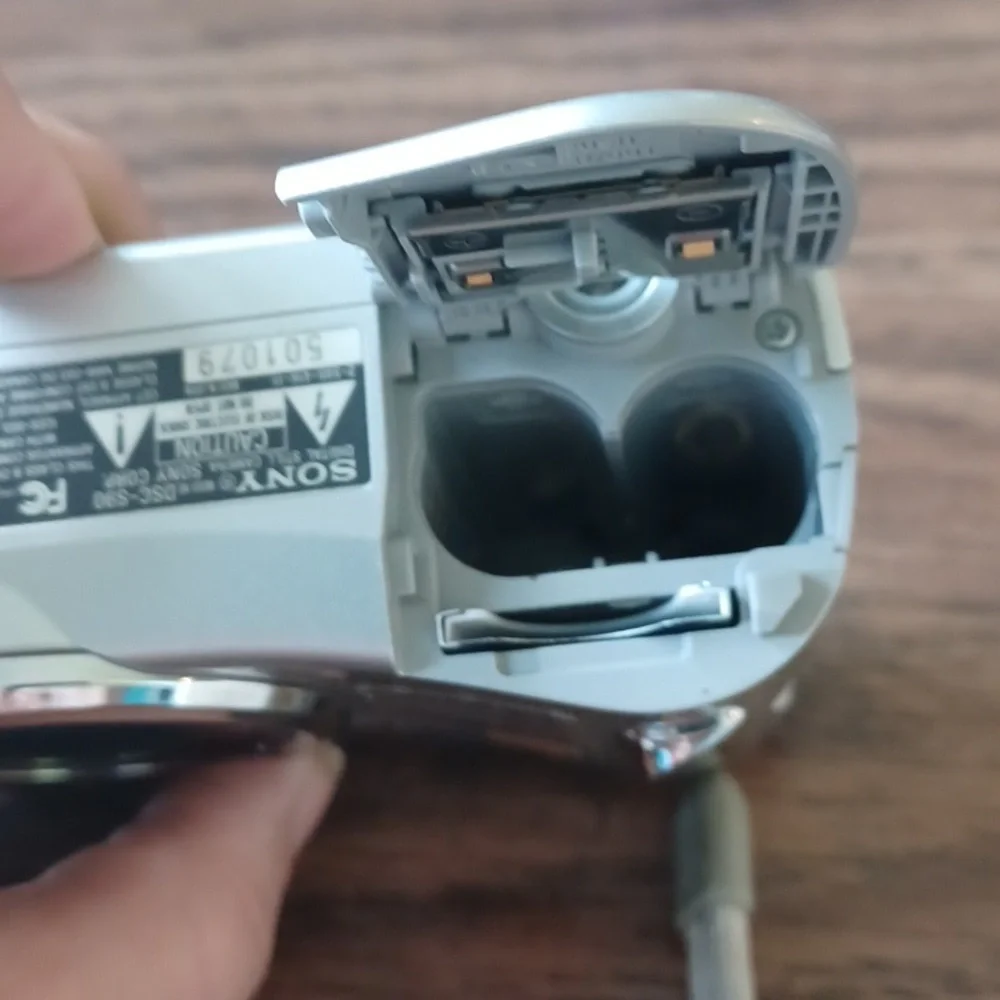Sony Cyber-shot 4.1mp zoom carl zeiss digital camera with case